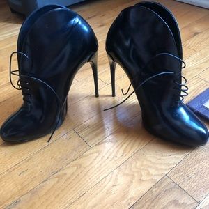 Gucci women’s black bootie lace up heel